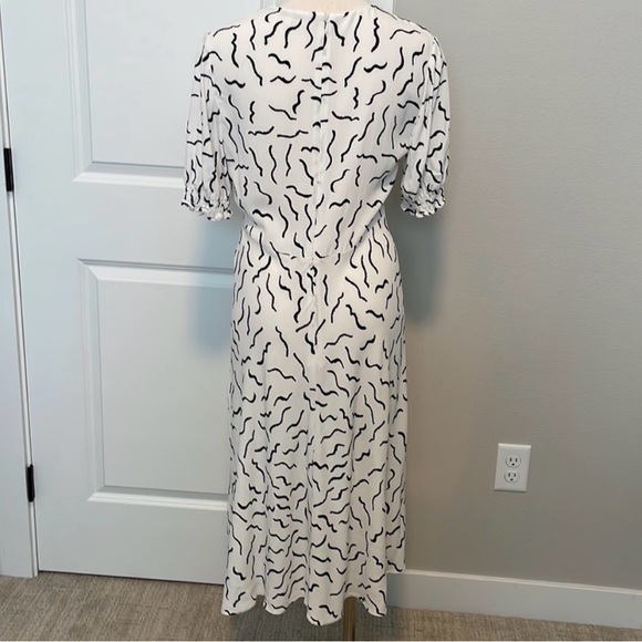LIKE NEW DVF BLACK AND WHITE ABSTRACT DRESS - Picture 3 of 6